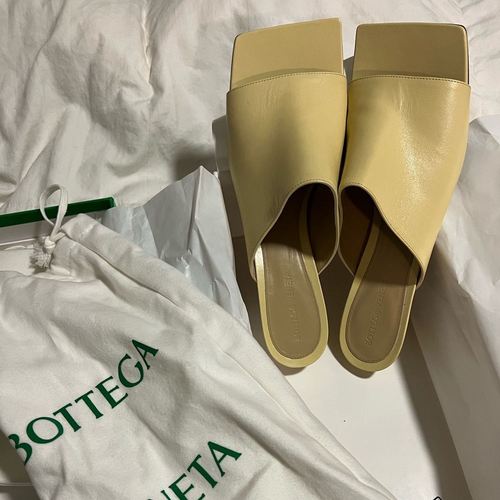 Bottega Veneta Stretch Mule in “Moon beam”